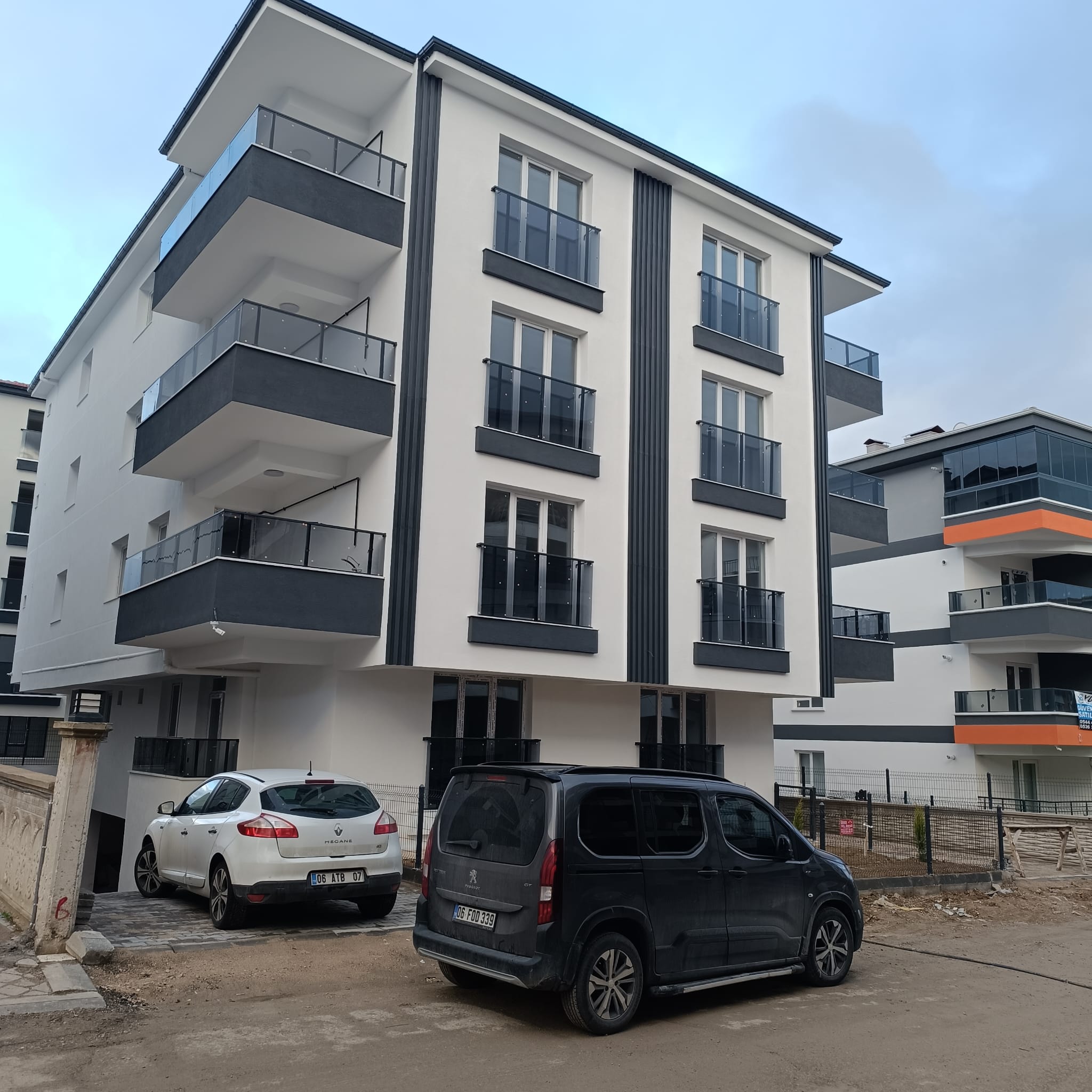 302 ADA 12 PARSEL F.ÇAKMAK MAHALLESİ YD GÜÇ BİRLİK İNŞAAT MÜTTEAHİT SEYFULLAH BEY VE ÖMER BEY 14 AYDA RUHSAT+İSKAN ALARAK SORUNSUZ BİR ŞEKİLDE TESLİM ETMİŞTİR TEŞŞEKÜR EDERİZ